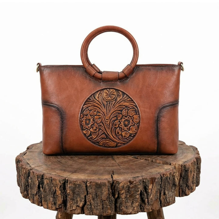 Luciana's Handtasche mit kunstvollem Schnitzdetail