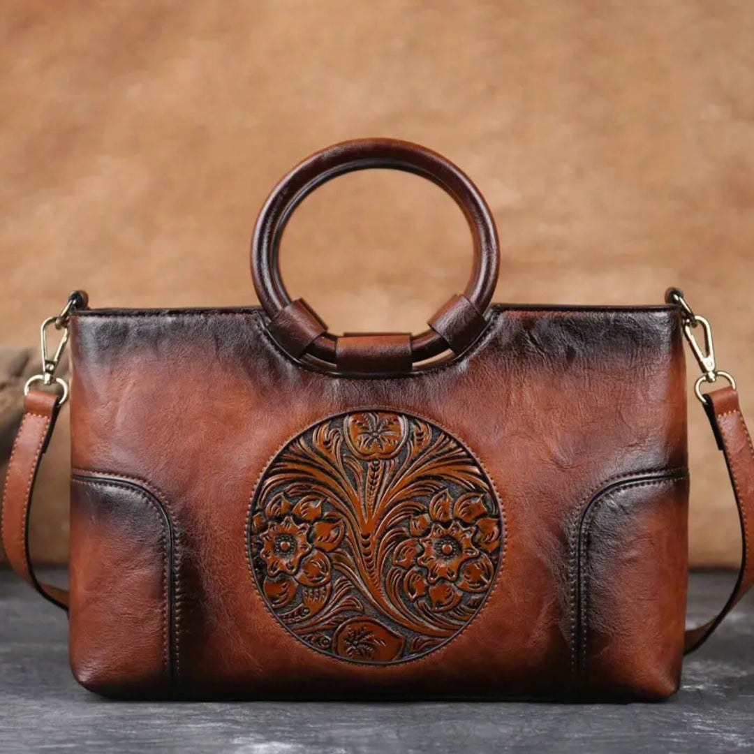 Luciana's Handtasche mit kunstvollem Schnitzdetail