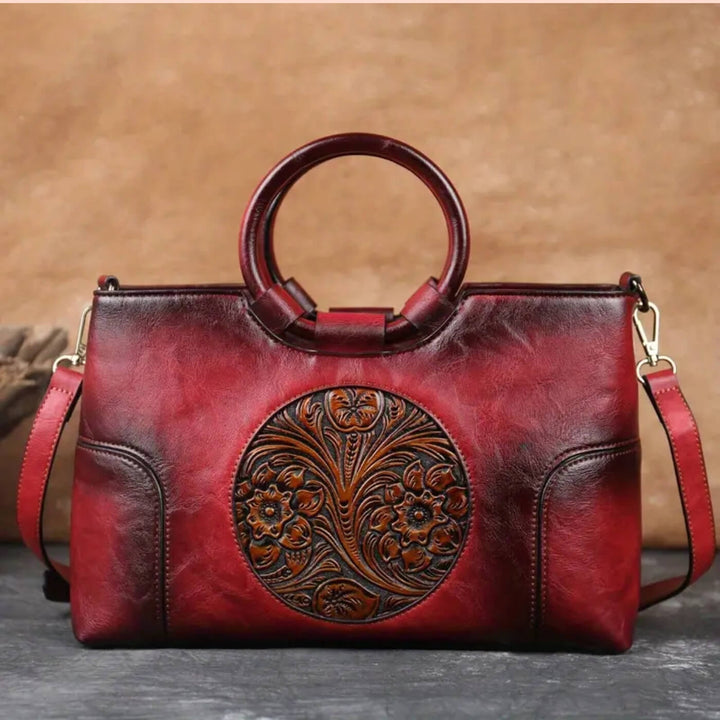 Luciana's Handtasche mit kunstvollem Schnitzdetail