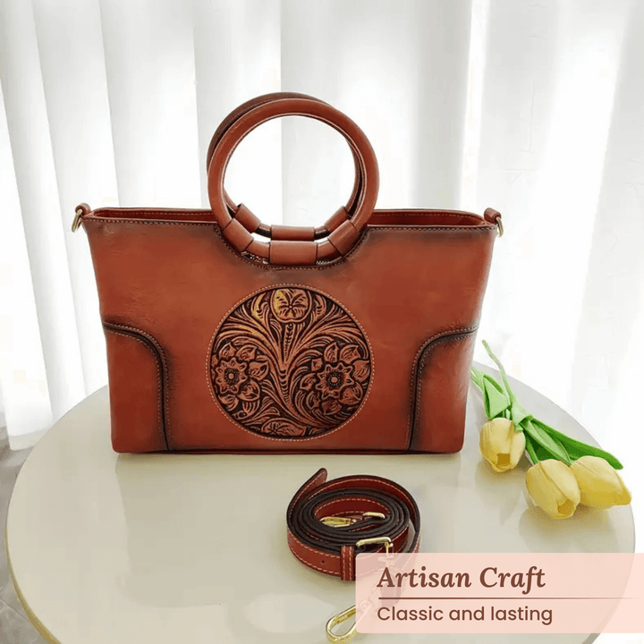 Luciana's Handtasche mit kunstvollem Schnitzdetail