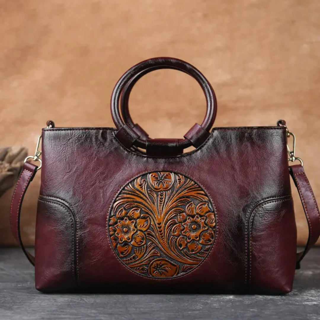 Luciana's Handtasche mit kunstvollem Schnitzdetail