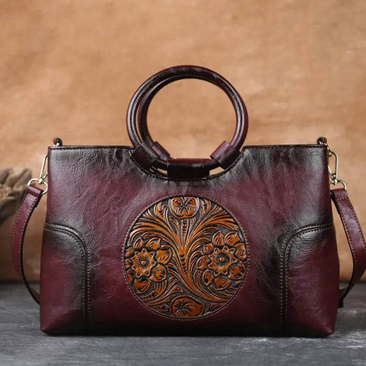 Luciana's Handtasche mit kunstvollem Schnitzdetail