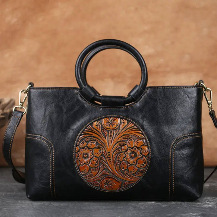 Luciana's Handtasche mit kunstvollem Schnitzdetail