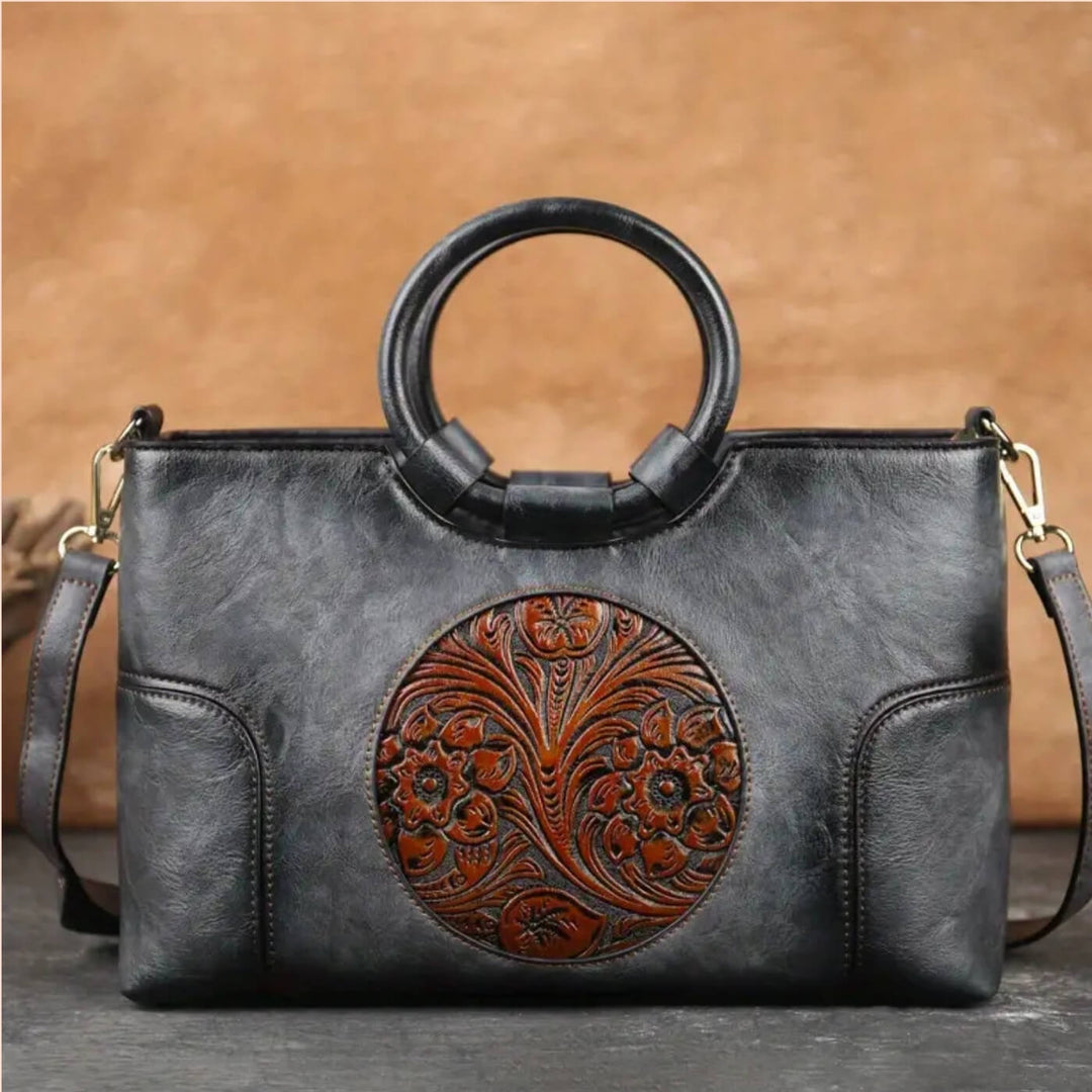 Luciana's Handtasche mit kunstvollem Schnitzdetail